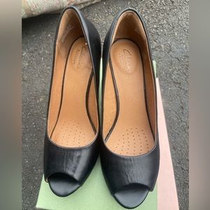 Clarks artisan peep toe heel size 6.5 like new!!